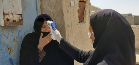 پیگیری و تب سنجی افراد مشکوک به بیماری کرونا ویروس در شهرستان زهک
